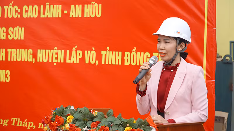 Giám đốc Ban Quản lý dự án đầu tư xây dựng dân dụng và công nghiệp tỉnh Tiền Giang Nguyễn Thị Thanh Phương phát biểu tại lễ khởi công.