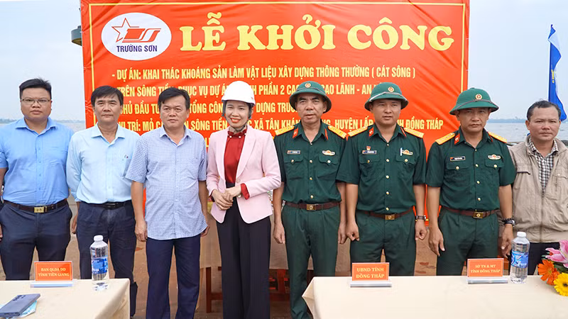 Đại biểu chụp ảnh lưu niệm.
