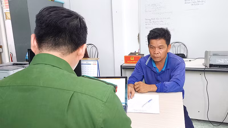 Nguyễn Thanh Hiển tại cơ quan công an. (Ảnh: PHƯỚC THANH)