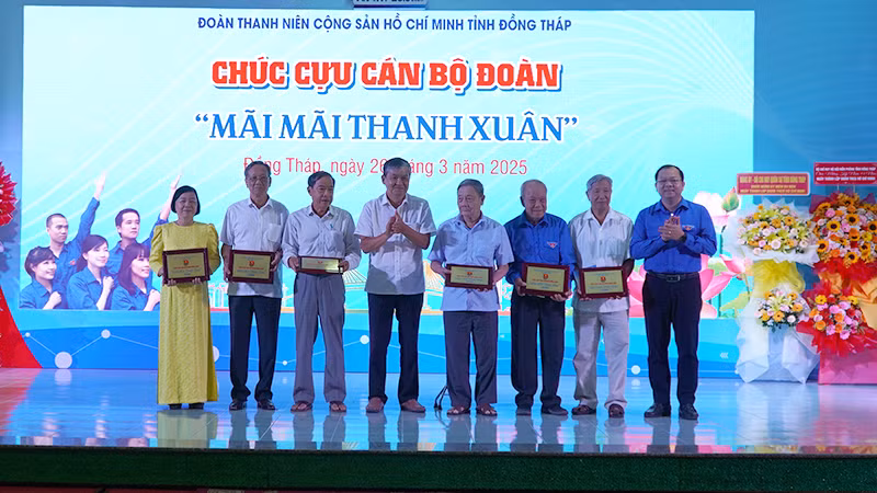 Ban Thường vụ Tỉnh đoàn tặng quà các đồng chí cựu cán bộ Đoàn. (Ảnh: HỮU NGHĨA) Ban Thường vụ Tỉnh đoàn tặng quà các đồng chí cựu cán bộ Đoàn. (Ảnh: HỮU NGHĨA)