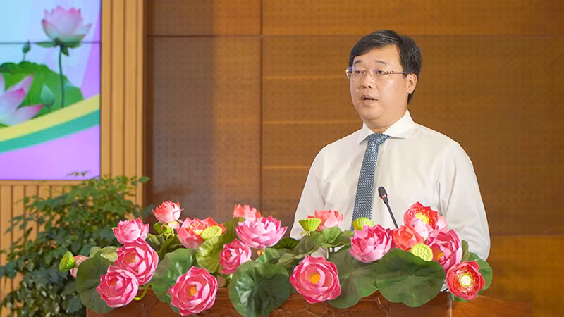 Ủy viên Trung ương Đảng, Bí thư Tỉnh ủy Đồng Tháp Lê Quốc Phong phát biểu tại hội nghị. (Ảnh: HỮU NGHĨA)