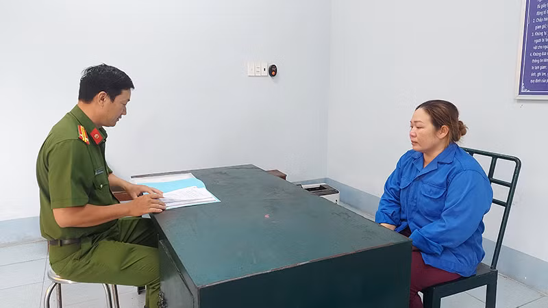 Phan Thị Kim Luyến tại cơ quan công an. (Ảnh: Công an tỉnh Đồng Tháp)