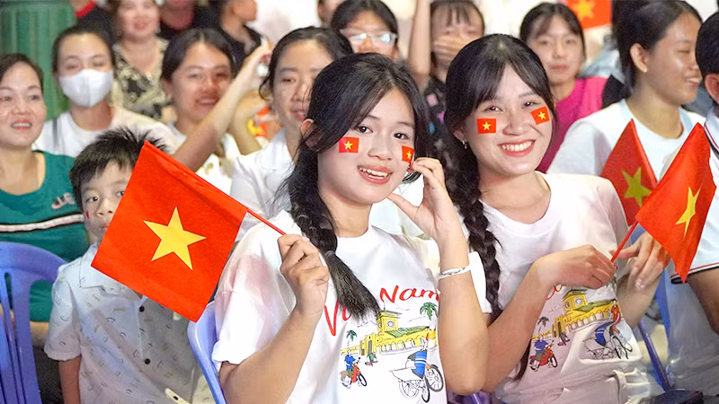 Nhiều bạn trẻ Đồng Tháp chung vui ngày lễ kỷ niệm. (Ảnh: HỮU NGHĨA)