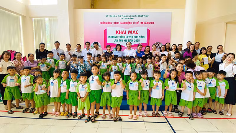 Đại biểu và thiếu nhi tham gia chương trình Hè vui đọc sách chụp ảnh lưu niệm. Đại biểu và thiếu nhi tham gia chương trình Hè vui đọc sách chụp ảnh lưu niệm.