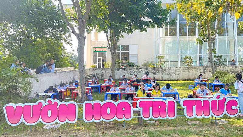 Thiếu nhi tham gia vẽ tranh theo sách với chủ đề “Mùa hè sôi động”. Thiếu nhi tham gia vẽ tranh theo sách với chủ đề “Mùa hè sôi động”.