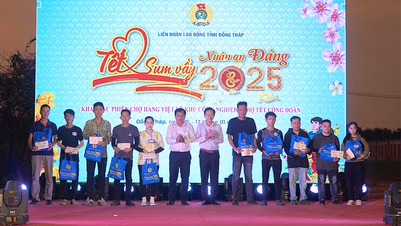 Phó Chủ tịch Hội đồng nhân dân tỉnh Đồng Tháp Kiều Thế Lâm và Bí thư Thành ủy Cao Lãnh Trần Văn Tám trao quà cho đoàn viên, người lao động. (Ảnh: HỮU NGHĨA)