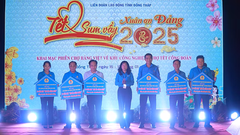 Chủ tịch Liên đoàn Lao động tỉnh Đồng Tháp Huỳnh Thị Tuyết Vui trao hỗ trợ 60 căn “Mái ấm công đoàn”. (Ảnh: HỮU NGHĨA)