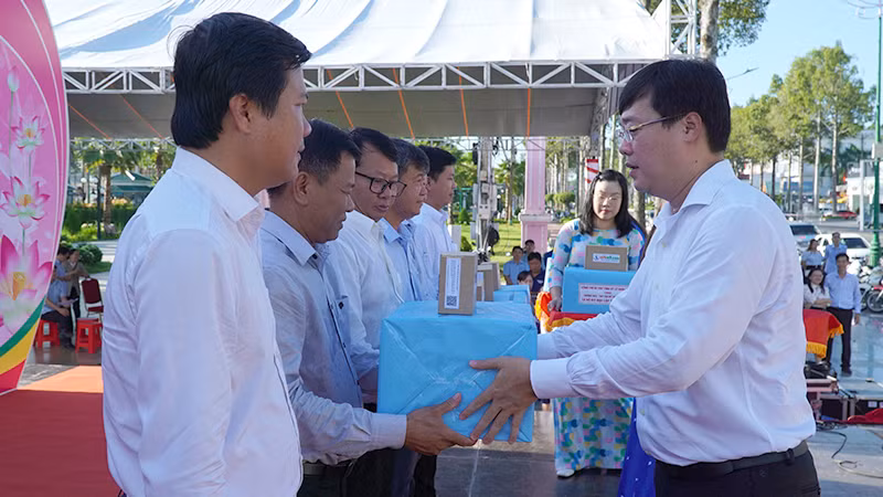 Bí thư Tỉnh ủy Đồng Tháp Lê Quốc Phong trao tặng mỗi phần quà là 10 bộ KIT học lập trình Arduino cho đại diện các trường trung học phổ thông ở 12 huyện, thành phố. (Ảnh: HỮU NGHĨA)