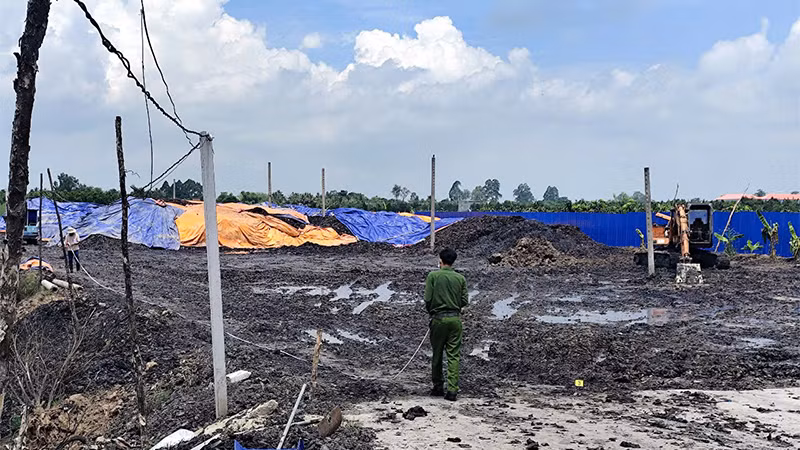 Lực lượng công an tiến hành kiểm tra chất thải rắn tại Công ty trách nhiệm hữu hạn Thương mại Dịch vụ Nông nghiệp Đ.L. (Ảnh: Công an cung cấp) Lực lượng công an tiến hành kiểm tra chất thải rắn tại Công ty trách nhiệm hữu hạn Thương mại Dịch vụ Nông nghiệp Đ.L. (Ảnh: Công an cung cấp)
