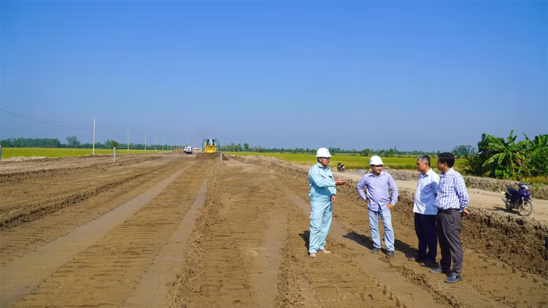 Lãnh đạo Ban Quản lý dự án đầu tư xây dựng công trình giao thông tỉnh Đồng Tháp khảo sát công trình thi công cao tốc Cao Lãnh-An Hữu thành phần 1, đoạn qua xã Tân Hội Trung. (Ảnh: HỮU NGHĨA)