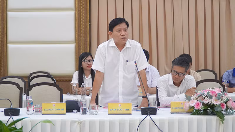Nhà báo Hoàng Trí Dũng, Trưởng Văn phòng Báo Tuổi Trẻ vùng Tây Nam Bộ, phát biểu tại buổi họp mặt. (Ảnh: HỮU NGHĨA)