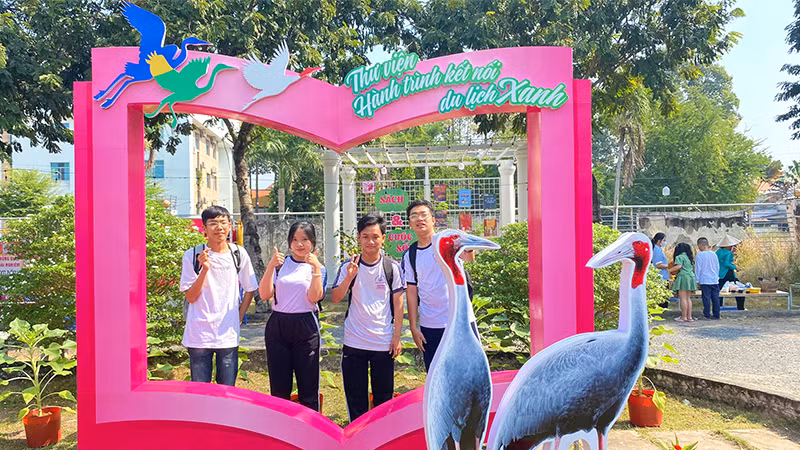 Không gian check-in sách-sen và sếu thu hút sự quan tâm của nhiều bạn đọc.