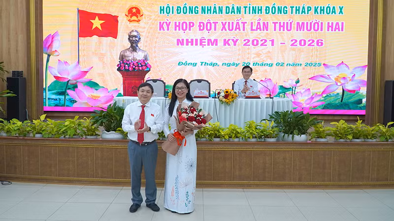 Phó Bí thư Thường trực Tỉnh ủy, Chủ tịch Hội đồng nhân dân tỉnh Đồng Tháp Phan Văn Thắng tặng hoa đồng chí Nguyễn Thị Kim Tuyến, Ủy viên Ban Thường vụ Tỉnh ủy, Trưởng Ban Tuyên giáo và Dân vận Tỉnh ủy Đồng Tháp. (Ảnh: HỮU NGHĨA) Phó Bí thư Thường trực Tỉnh ủy, Chủ tịch Hội đồng nhân dân tỉnh Đồng Tháp Phan Văn Thắng tặng hoa đồng chí Nguyễn Thị Kim Tuyến, Ủy viên Ban Thường vụ Tỉnh ủy, Trưởng Ban Tuyên giáo và Dân vận Tỉnh ủy Đồng Tháp. (Ảnh: HỮU NGHĨA)