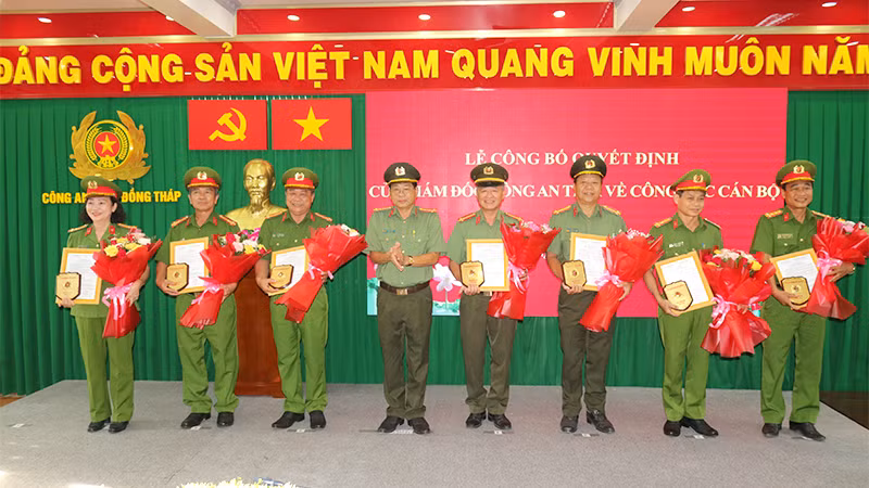 Đại tá Nguyễn Văn Hiểu, Giám đốc Công an tỉnh Đồng Tháp, trao quyết định nghỉ công tác chờ hưu đối với các đồng chí lãnh đạo công an cấp phòng và cấp huyện. (Ảnh: TẤN ĐẠT)