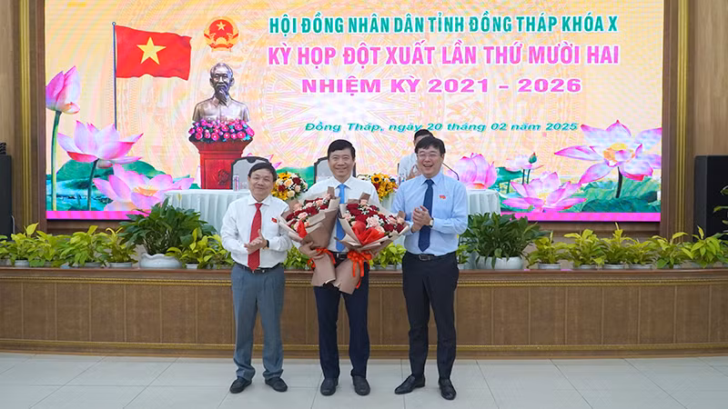 Ủy viên Trung ương Đảng, Bí thư Tỉnh ủy Đồng Tháp Lê Quốc Phong và Phó Bí thư Thường trực Tỉnh ủy, Chủ tịch Hội đồng nhân dân tỉnh Đồng Tháp Phan Văn Thắng tặng hoa đồng chí Phạm Thiện Nghĩa. (Ảnh: HỮU NGHĨA) Ủy viên Trung ương Đảng, Bí thư Tỉnh ủy Đồng Tháp Lê Quốc Phong và Phó Bí thư Thường trực Tỉnh ủy, Chủ tịch Hội đồng nhân dân tỉnh Đồng Tháp Phan Văn Thắng tặng hoa đồng chí Phạm Thiện Nghĩa. (Ảnh: HỮU NGHĨA)