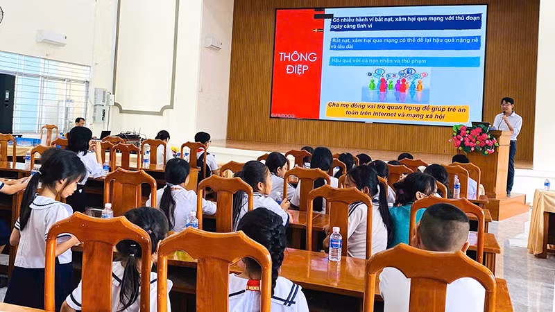 Tập huấn việc an toàn trên môi trường mạng cho học sinh huyện Lấp Vò, tỉnh Đồng Tháp. (Ảnh: HỮU NGHĨA)