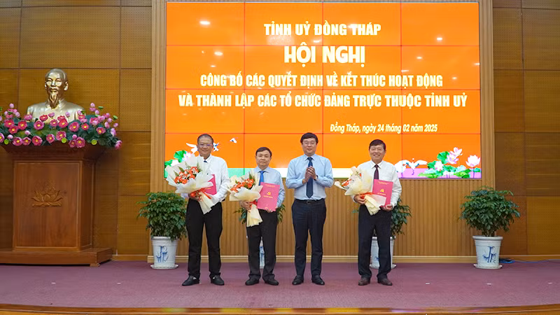 Bí thư Tỉnh ủy Đồng Tháp Lê Quốc Phong trao quyết định thành lập Đảng bộ các cơ quan Đảng tỉnh và công tác cán bộ. (Ảnh: HỮU NGHĨA)