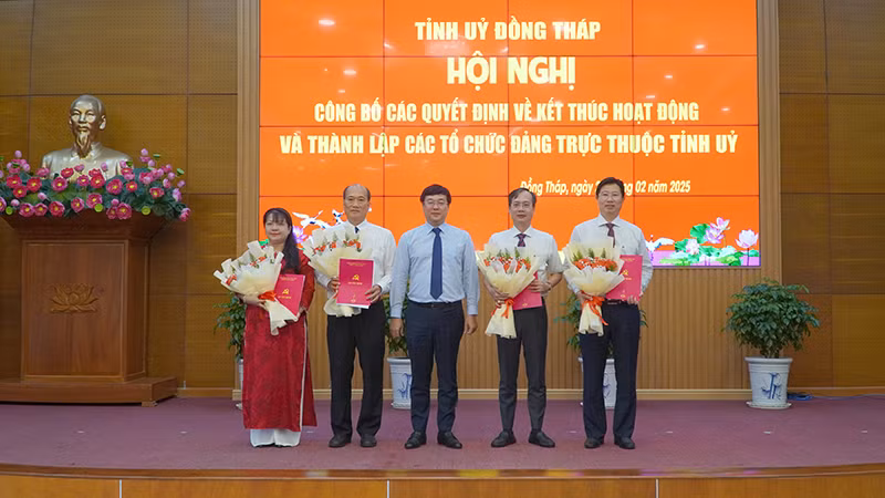 Bí thư Tỉnh ủy Đồng Tháp Lê Quốc Phong trao quyết định thành lập Đảng bộ Ủy ban nhân dân tỉnh Đồng Tháp và công tác cán bộ. (Ảnh: HỮU NGHĨA) Bí thư Tỉnh ủy Đồng Tháp Lê Quốc Phong trao quyết định thành lập Đảng bộ Ủy ban nhân dân tỉnh Đồng Tháp và công tác cán bộ. (Ảnh: HỮU NGHĨA)