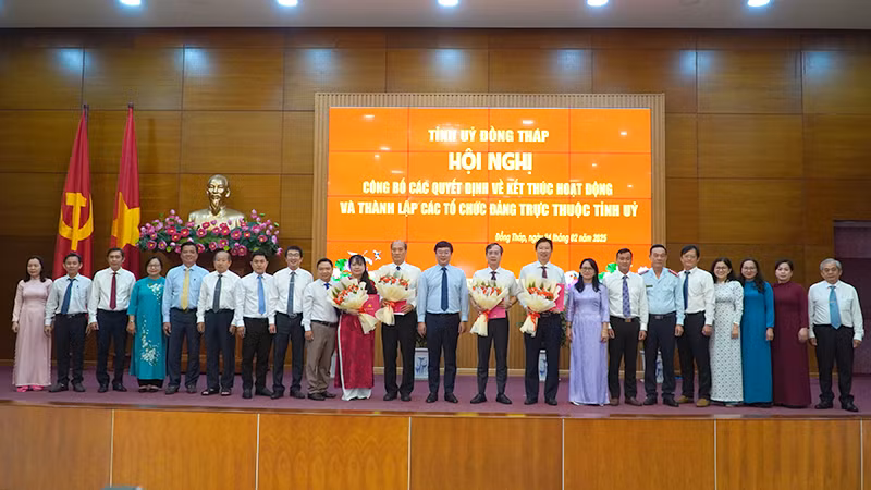 Các đồng chí trong Ban Chấp hành, Ban Thường vụ, Thường trực Đảng ủy Ủy ban nhân dân tỉnh Đồng Tháp chụp ảnh lưu niệm. (Ảnh: HỮU NGHĨA) Các đồng chí trong Ban Chấp hành, Ban Thường vụ, Thường trực Đảng ủy Ủy ban nhân dân tỉnh Đồng Tháp chụp ảnh lưu niệm. (Ảnh: HỮU NGHĨA)