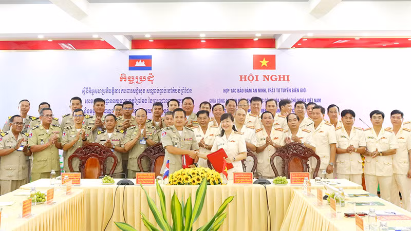 Đại tá Võ Thị Hoài Ngọc, Phó Giám đốc phụ trách Công an tỉnh Đồng Tháp và Trung tướng Chhoeu Bunchhorn, Trưởng ty Công an tỉnh Prey Veng ký kết biên bản hợp tác. (Ảnh: Công an Đồng Tháp)