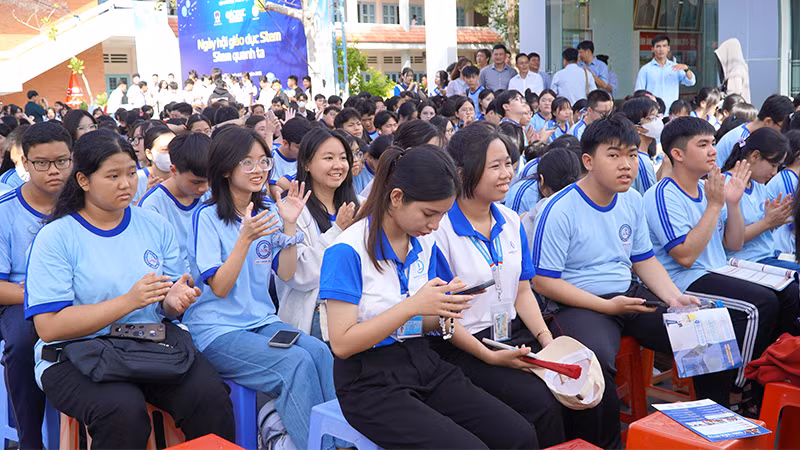 Ngày hội thu hút sự quan tâm của hàng nghìn học sinh các tỉnh, thành phố ở Đồng bằng sông Cửu Long. (Ảnh: HỮU NGHĨA) Ngày hội thu hút sự quan tâm của hàng nghìn học sinh các tỉnh, thành phố ở Đồng bằng sông Cửu Long. (Ảnh: HỮU NGHĨA)