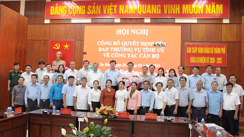 Bí thư Tỉnh ủy Đồng Tháp Lê Quốc Phong và Bí thư Thành ủy Sa Đéc Nguyễn Phước Thiện chụp ảnh lưu niệm cùng đại diện các cơ quan tham mưu giúp việc Tỉnh ủy, Ban Chấp hành Đảng bộ thành phố Sa Đéc. (Ảnh: THANH NGHĨA) Bí thư Tỉnh ủy Đồng Tháp Lê Quốc Phong và Bí thư Thành ủy Sa Đéc Nguyễn Phước Thiện chụp ảnh lưu niệm cùng đại diện các cơ quan tham mưu giúp việc Tỉnh ủy, Ban Chấp hành Đảng bộ thành phố Sa Đéc. (Ảnh: THANH NGHĨA)
