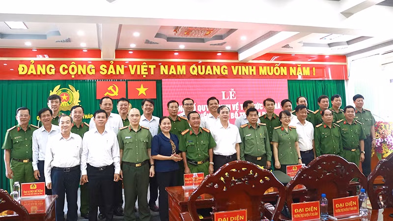 Đại biểu dự lễ chụp ảnh lưu niệm. (Ảnh: TẤN ĐẠT)