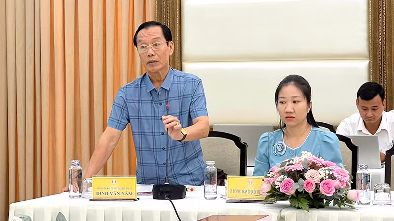 Phó Trưởng Ban Thường trực Tuyên giáo Tỉnh ủy Đồng Tháp Đinh Văn Năm phát biểu tại buổi họp mặt. (Ảnh: HỮU NGHĨA)