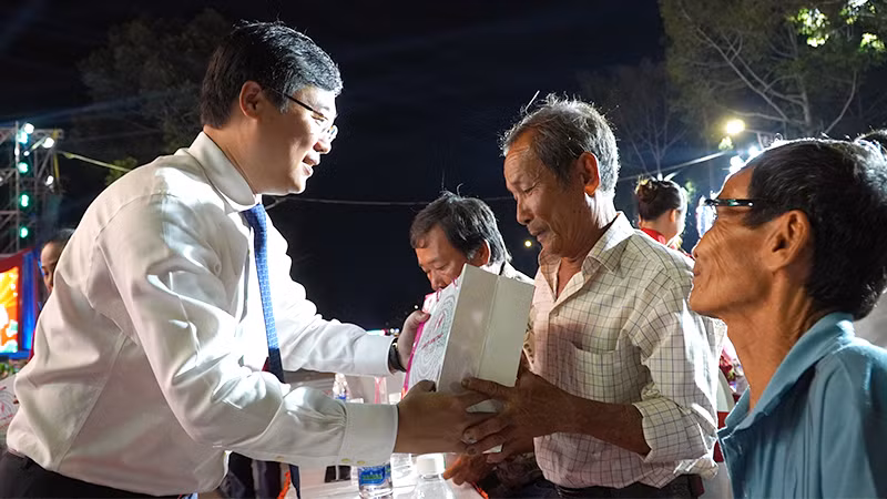 Lãnh đạo tỉnh tri ân Mẹ Việt Nam Anh hùng, Anh hùng Lực lượng vũ trang nhân dân, gia đình có công với cách mạng, cựu chiến binh. (Ảnh: HỮU NGHĨA) Lãnh đạo tỉnh tri ân Mẹ Việt Nam Anh hùng, Anh hùng Lực lượng vũ trang nhân dân, gia đình có công với cách mạng, cựu chiến binh. (Ảnh: HỮU NGHĨA)