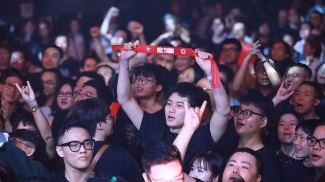 Gần 1.000 khán giả đã có mặt và "cháy" cùng Bức Tường tới phút cuối cùng của show.