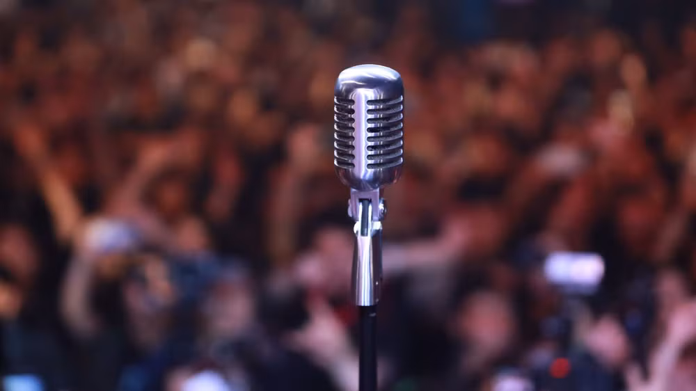 Sân khấu đặt chiếc mic dành riêng cho cố nhạc sĩ - ca sĩ Trần Lập.
