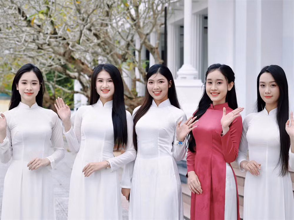 Nhan sắc nữ sinh Huế tại ngày tuyển sinh Hoa hậu Việt Nam. Nhan sắc nữ sinh Huế tại ngày tuyển sinh Hoa hậu Việt Nam.