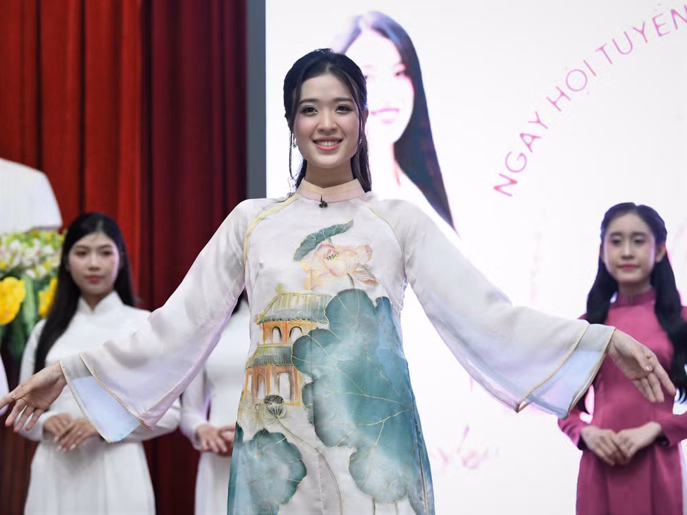 Ban tổ chức khẳng định: Đây không chỉ là cuộc thi sắc đẹp đơn thuần mà còn thể hiện nét văn hóa, giá trị, vẻ đẹp phụ nữ Việt. Ban tổ chức khẳng định: Đây không chỉ là cuộc thi sắc đẹp đơn thuần mà còn thể hiện nét văn hóa, giá trị, vẻ đẹp phụ nữ Việt.