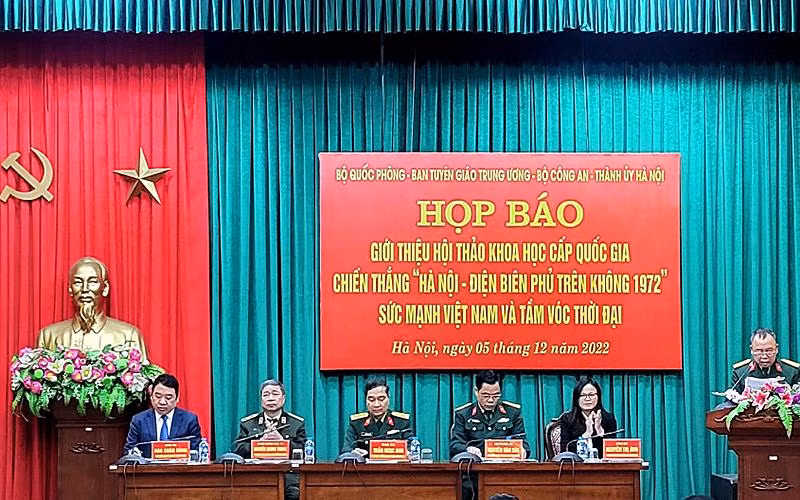 Các đồng chí đại diện Ban tổ chức cung cấp thông tin về Hội thảo tại buổi họp báo.