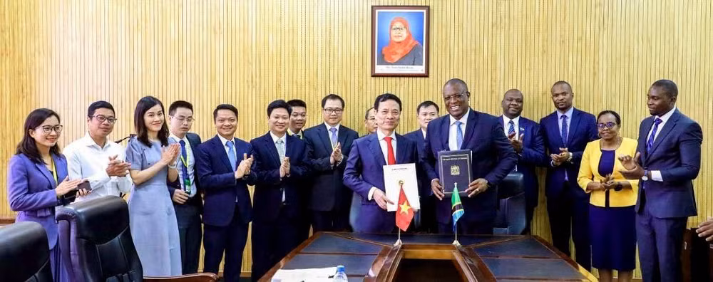Bộ trưởng Nguyễn Mạnh Hùng và Bộ trưởng Nape Moses Nnauye ký Bản ghi nhớ hợp tác giữa hai bộ.