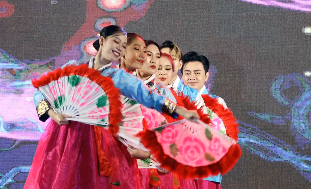 Tiết mục múa đương đại “Việt Nam-Hàn Quốc”. Tiết mục múa đương đại “Việt Nam-Hàn Quốc”.