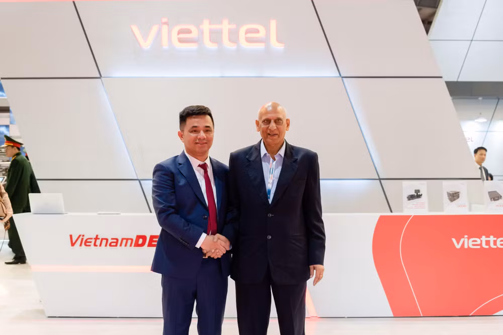 Ông Nguyễn Vũ Hà, Tổng Giám đốc Viettel High Tech trao đổi về chiến lược xúc tiến thương mại với ông Raja Mohan Rao Potluri, Chủ tịch UTL Group. Ông Nguyễn Vũ Hà, Tổng Giám đốc Viettel High Tech trao đổi về chiến lược xúc tiến thương mại với ông Raja Mohan Rao Potluri, Chủ tịch UTL Group.