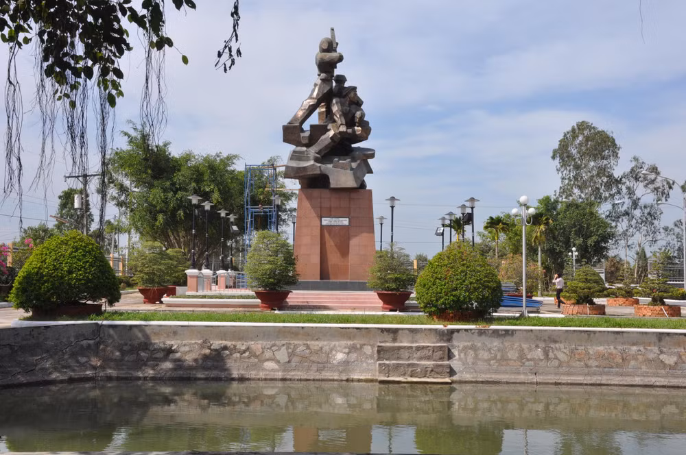 Tượng đài 3 chiến sĩ gang thép tại Khu di tích Ấp Bắc (xã Tân Phú, thị xã Cai Lậy, tỉnh Tiền Giang). Tượng đài 3 chiến sĩ gang thép tại Khu di tích Ấp Bắc (xã Tân Phú, thị xã Cai Lậy, tỉnh Tiền Giang).