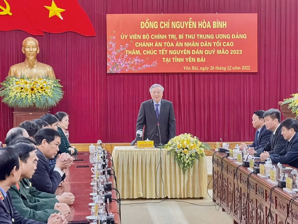 Đồng chí Nguyễn Hòa Bình, chúc Tết đại diện lực lượng vũ trang và khối Nội chính tỉnh Yên Bái. Đồng chí Nguyễn Hòa Bình, chúc Tết đại diện lực lượng vũ trang và khối Nội chính tỉnh Yên Bái.
