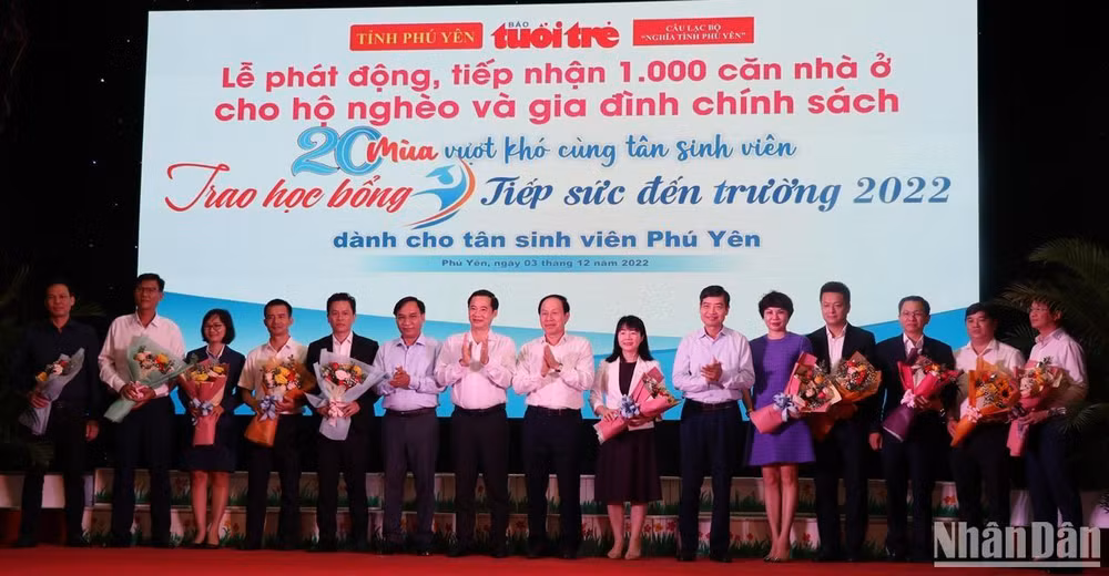 Các đại biểu tại Lễ phát động ủng hộ xây dựng 1.000 căn nhà cho hộ nghèo và trao học bổng “Tiếp sức đến trường”.
