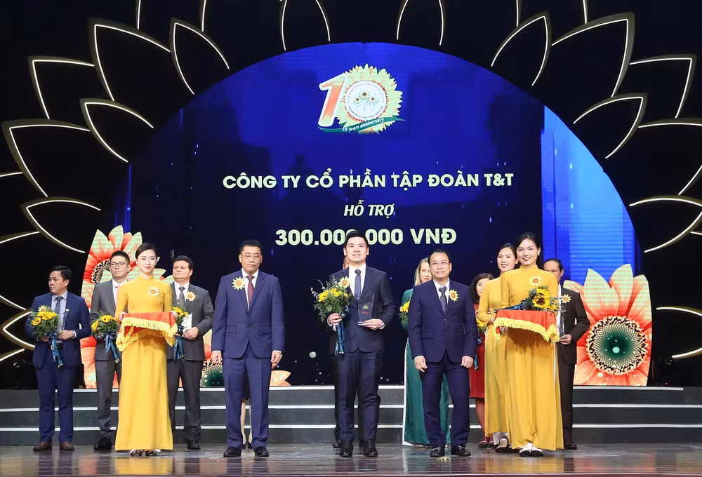 Ông Đỗ Vinh Quang, Phó Chủ tịch Hội đồng quản trị thay mặt Tập đoàn T&T Group trao tặng 300 triệu đồng cho Quỹ Hỗ trợ bệnh nhân ung thư “Ngày mai tươi sáng”.