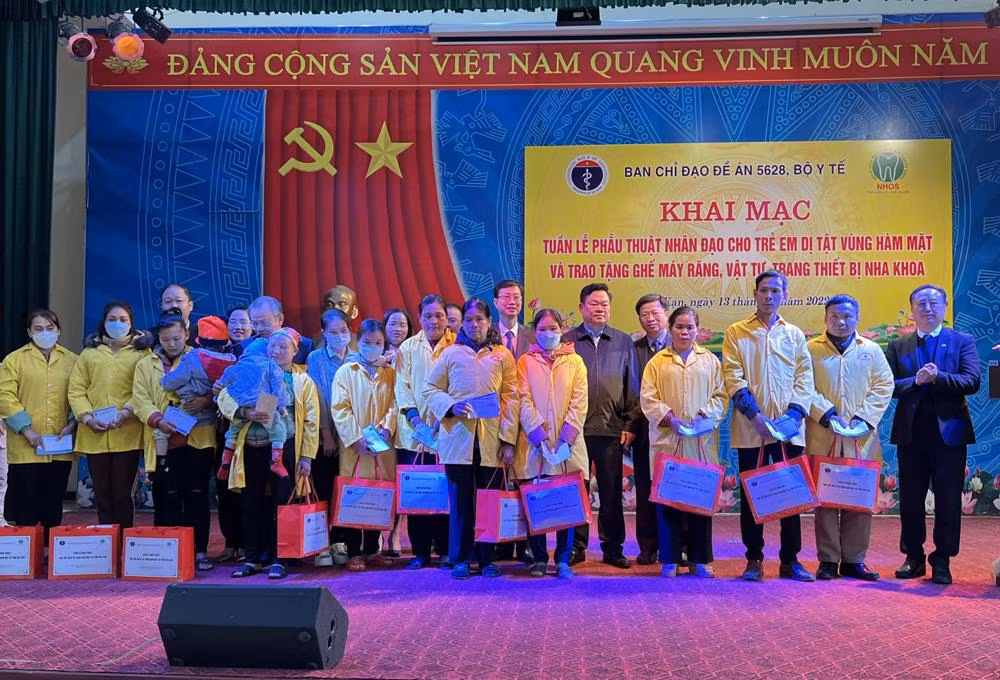 Tặng quà cho gia đình các cháu được phẫu thuật lần này. 
