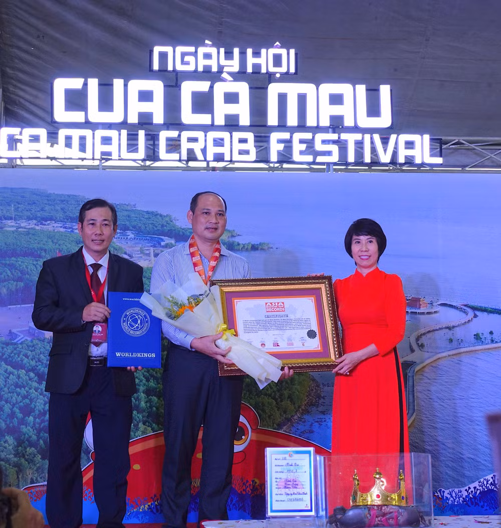 Cà Mau vinh dự đón nhận Bằng kỷ lục châu Á “Lẩu mắm U Minh” tại “Ngày hội Cua Cà Mau lần thứ I năm 2022”. Cà Mau vinh dự đón nhận Bằng kỷ lục châu Á “Lẩu mắm U Minh” tại “Ngày hội Cua Cà Mau lần thứ I năm 2022”.