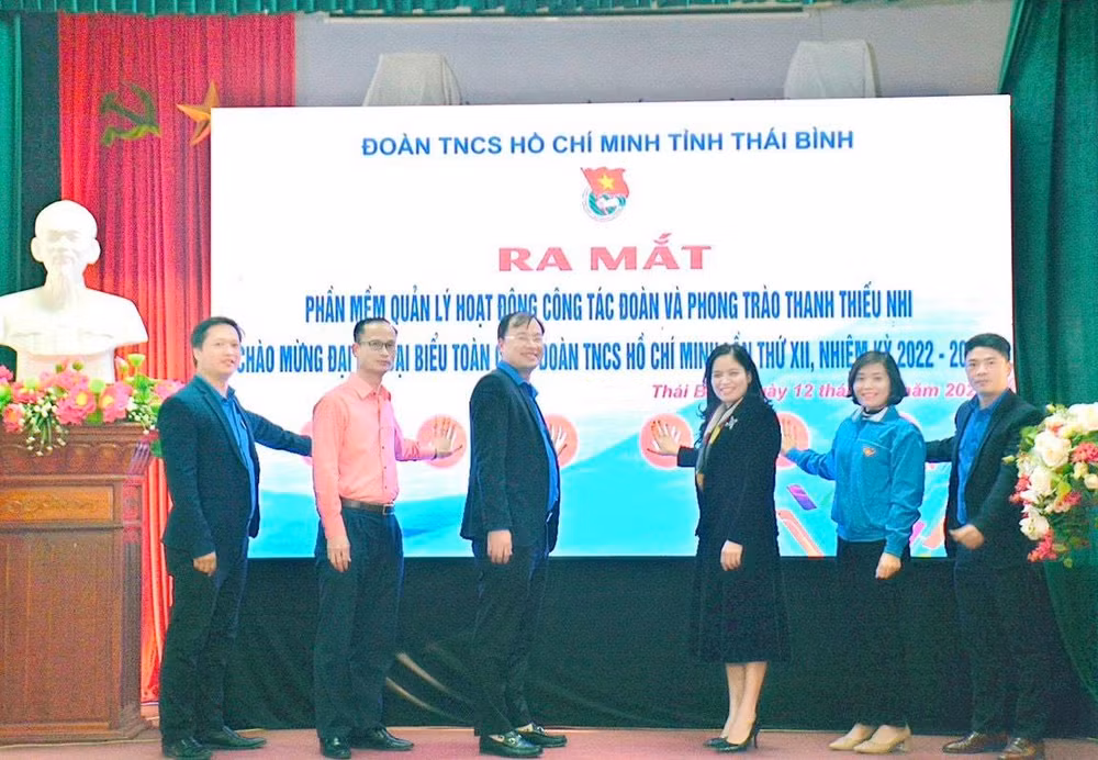 Các đại biểu bấm nút khai trương phần mềm Quản lý công tác đoàn và phong trào thanh thiếu nhi tỉnh Thái Bình.