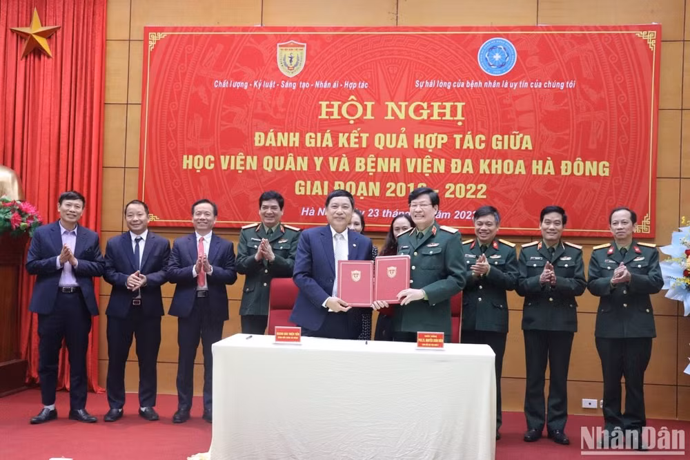 Lãnh đạo hai đơn vị ký kết biên bản ghi nhớ.