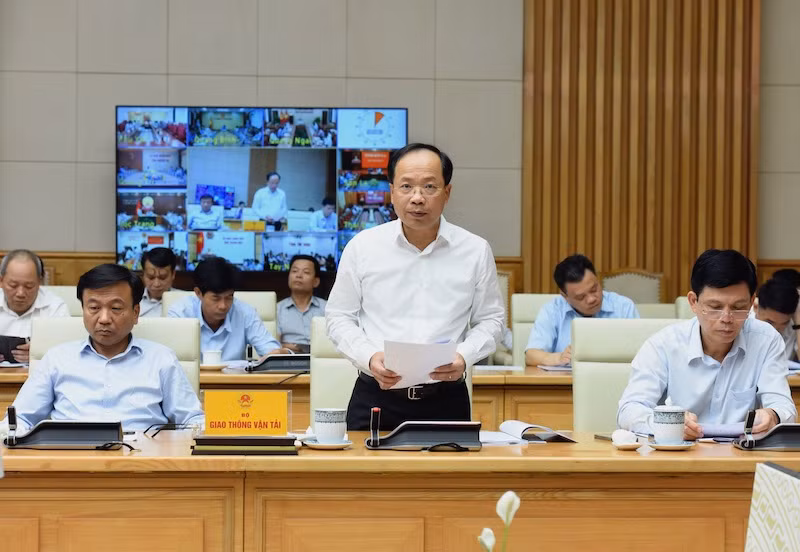 Thứ trưởng Giao thông vận tải Nguyễn Duy Lâm báo cáo tình hình thực hiện các công trình, dự án quan trọng quốc gia.