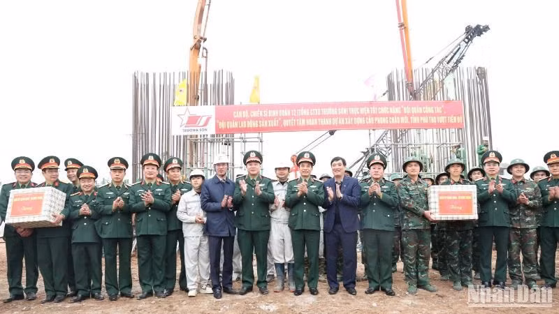 Đại tướng Phan Văn Giang, Bộ trưởng Quốc phòng thăm và động viên lực lượng thi công cầu Phong Châu ngày 6/3/2025 (Ảnh: ĐÌNH HUY) Đại tướng Phan Văn Giang, Bộ trưởng Quốc phòng thăm và động viên lực lượng thi công cầu Phong Châu ngày 6/3/2025 (Ảnh: ĐÌNH HUY)