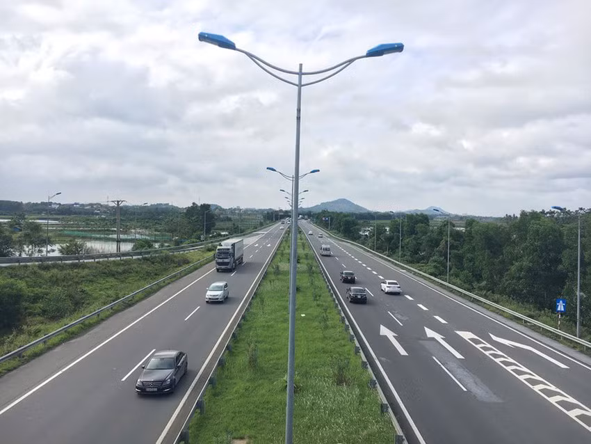 Khẩn trương rà soát, thay mới các cụm đèn giao thông hư hỏng ảnh 1 Khẩn trương rà soát, thay mới các cụm đèn giao thông hư hỏng ảnh 1