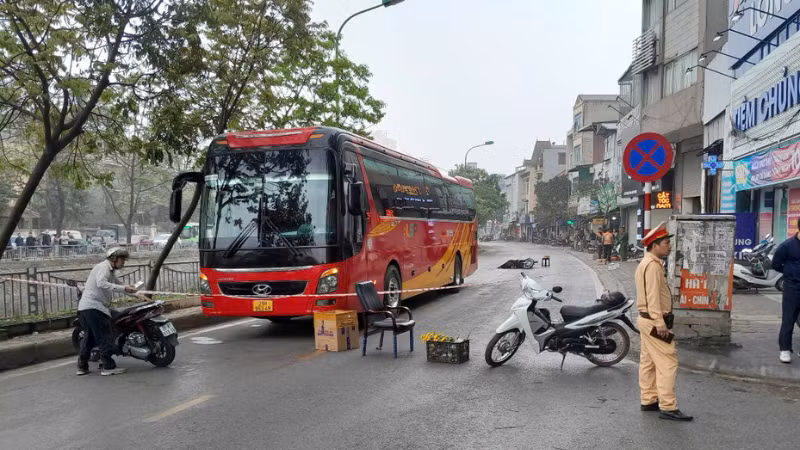 Vụ tai nạn trên tuyến đường Trịnh Đình Cửu sáng 27/3/2025, trước số nhà 84 đã xảy ra vụ tai nạn giữa xe ô-tô 45 chỗ và nữ thanh niên điều khiển xe gắn máy rất tiếc vụ tai nạn đã làm người điều khiển xe gắn máy tử vong ngay tại chỗ. (Ảnh: KIM CƯƠNG)
