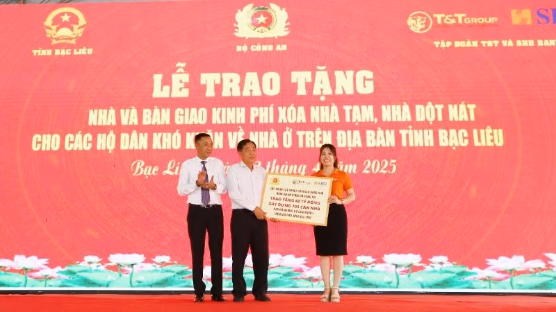 Đại diện Tập đoàn T&T Group và Ngân hàng SHB trao bảng tượng trưng hỗ trợ kinh phí 42 tỷ đồng để xây dựng 700 căn nhà cho các hộ dân khó khăn trên địa bàn tỉnh Bạc Liêu. Đại diện Tập đoàn T&T Group và Ngân hàng SHB trao bảng tượng trưng hỗ trợ kinh phí 42 tỷ đồng để xây dựng 700 căn nhà cho các hộ dân khó khăn trên địa bàn tỉnh Bạc Liêu.